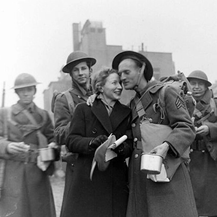 War Correspondent Mary Welsh with U.S. Army troops in Belfast on 26th January 1942