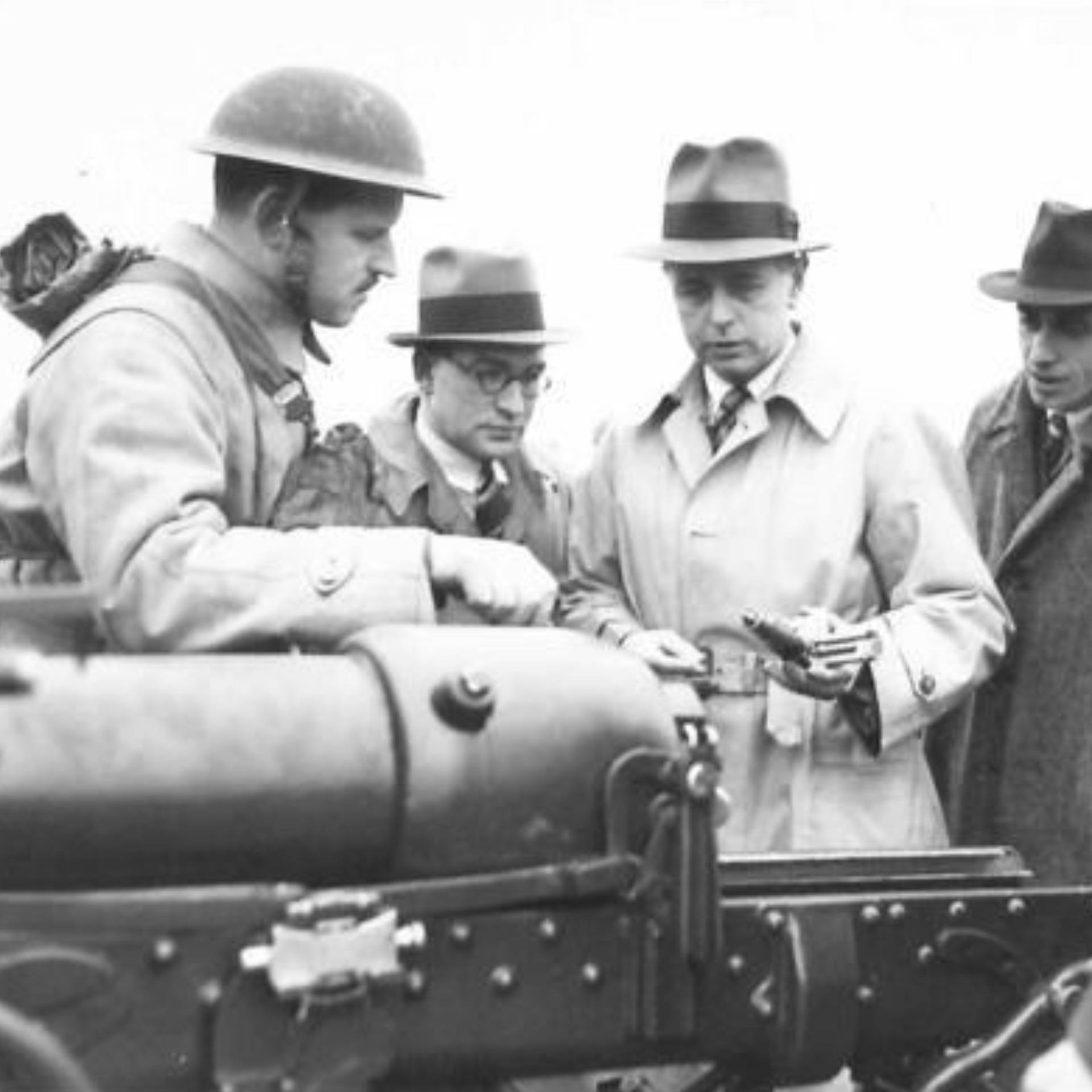 A 5th Divisional Artillery officer shows the detail of a gun to the manager of a munitions factory in Northern Ireland.