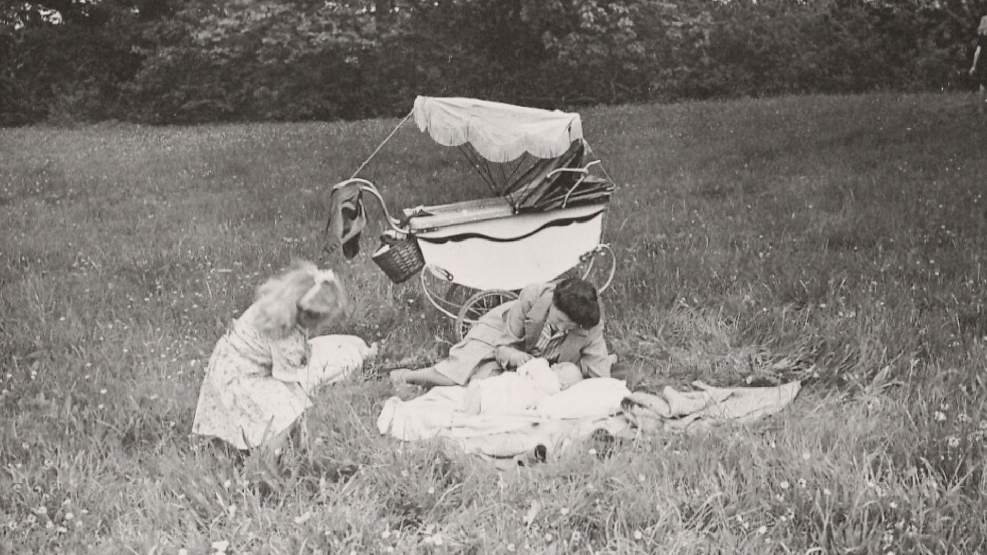 Teresa Higgins (née Bradley), wife of Warrant Officer Henry Higgins of No. 968 Barrage Ballon Squadron with her children in what is thought to be Ward Park, Bangor, Co. Down.